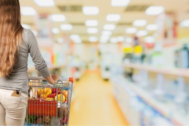 alışveriş sepeti ile kadın