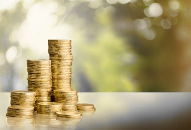 Altın madeni para yığınları 
