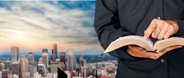 Adam eski ağır kitap okumak