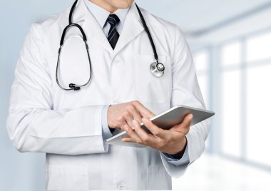 tablet pc ile çalışan doktor