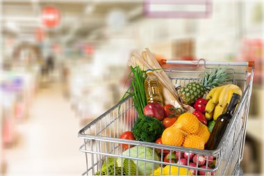 alışveriş sepeti ile çeşitli yiyecek dolu