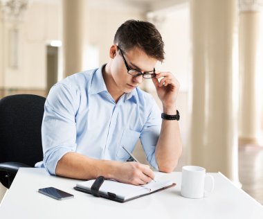  genç adam onun laptop İnşaat