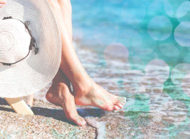  Hasır Şapkalı kadın bacakları  