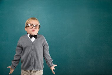 Gözlüklü şirin genç çocuk