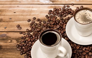 tazas de café y granos de café