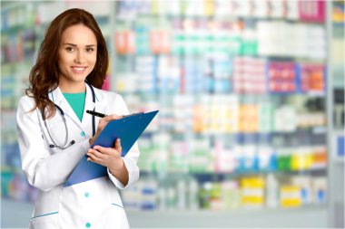 Steteskoplu kadın doktor.