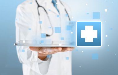 tablet pc ile çalışan doktor