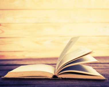 Masanın üzerinde kitabı aç