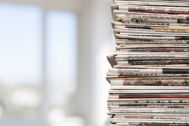 Arkaplanda gazete yığını
