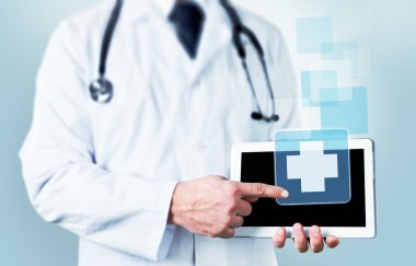 tablet pc ile çalışan doktor