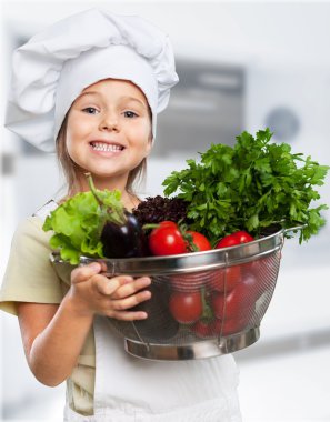 küçük kız holding kase sebze ile