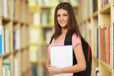 Genç öğrenci kız holding defter