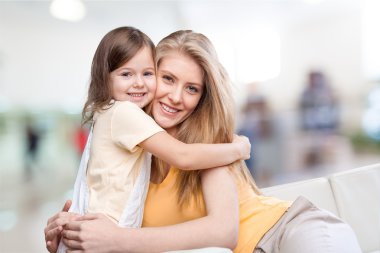 Anne ve Kız Sarılıyor  