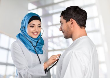 Arap kadın doktor bir hastayla konuşuyor