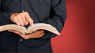 Adam eski ağır kitap okumak