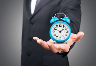 Zaman kavramı olan bir iş adamı.