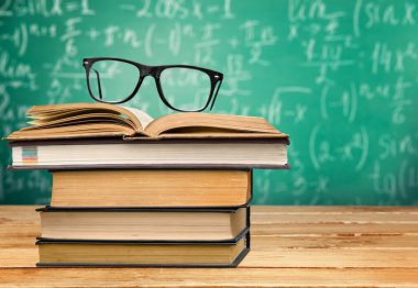  Tablo arka plan üzerinde kitaplar