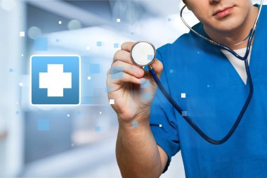 Steteskoplu erkek doktor.