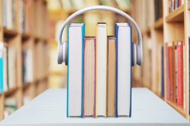 kitap ve arka plan üzerinde kulaklık
