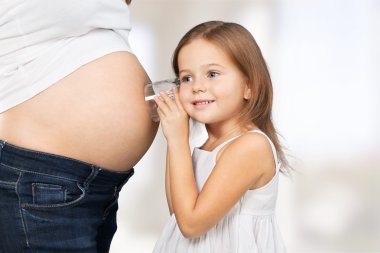 kızıyla birlikte güzel bir hamile kadın