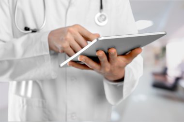 tablet pc ile çalışan doktor