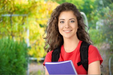 Kitap ile Kadın Koleji Öğrencisi