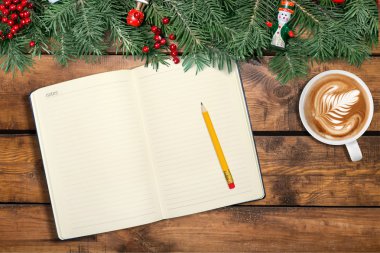 kahve fincanı: Not defteri ve Noel süslemeleri ile