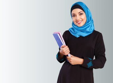  Genç Müslüman kadının dizüstü bilgisayarlar ile