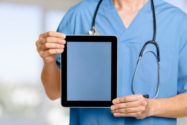 tablet pc ile çalışan doktor
