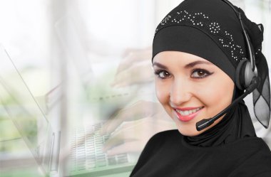 Müslüman kadının çağrı merkezi operatörü