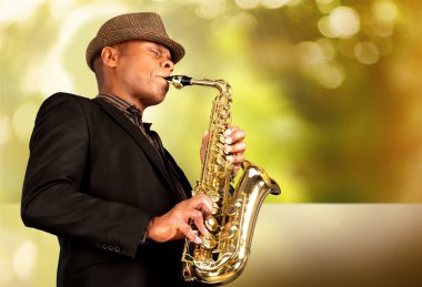 Saksafonla oynayan adam