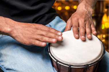 Erkek el davul çalmaya