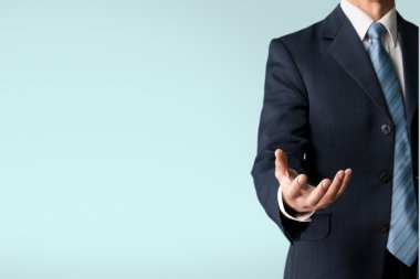 Siyah takım elbiseli bir iş adamı. 