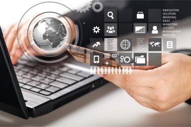 Bir kredi kartı tutan ve yazarak dostum