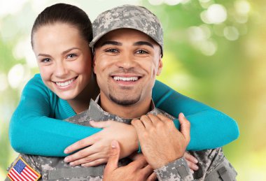 Asker eşi ile gülümseyen 