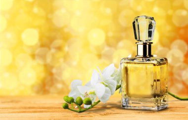 parfüm şişesi ve çiçekler 