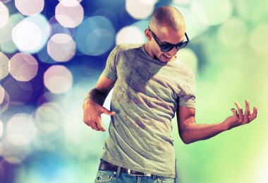 rock gitar çalar gibi genç adam