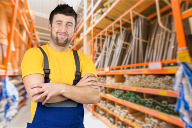 Neşeli yakışıklı makinist portresi 