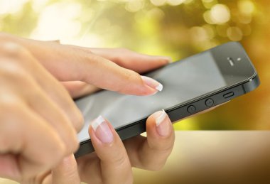 akıllı telefon tutan eller 