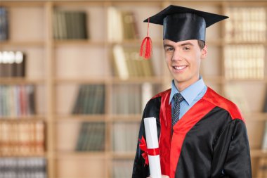 Diploma tutan mezuniyet şapkalı adam