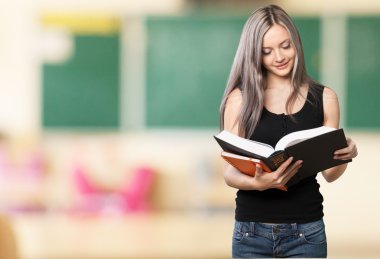 Genç öğrenci kız holding kitaplar