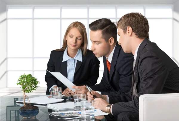 Geschäftsleute im Büro — Stockfoto