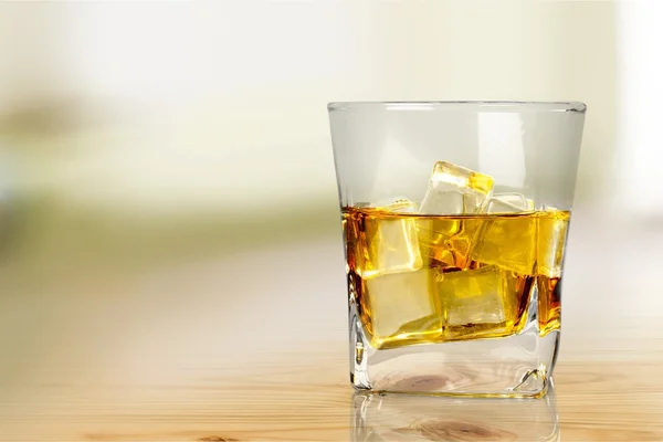 Szklankę whisky i lód na białym tle — Zdjęcie stockowe