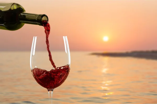 Versando il vino rosso nel bicchiere — Foto Stock