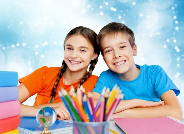 Enfants assis à la table pendant la leçon — Photo