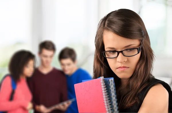 Ausgestoßenes trauriges Mädchen an der Universität — Stockfoto