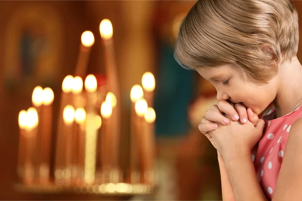 Menina rezando na igreja — Fotografia de Stock