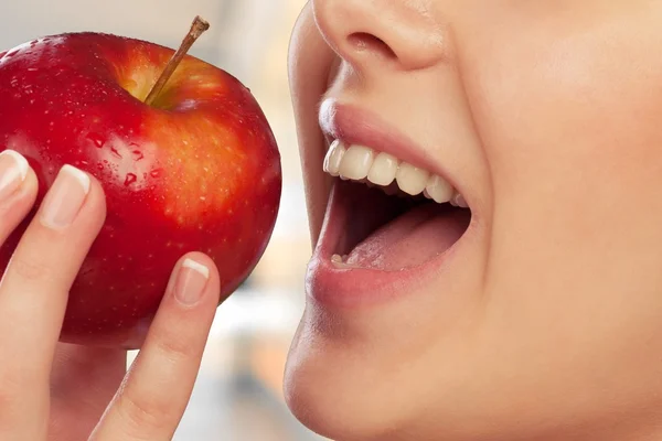 Mujer comiendo manzana — Foto de Stock