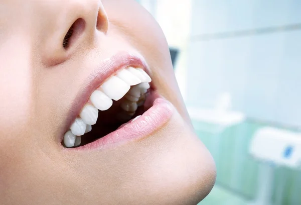 Mujer con dientes blancos sanos —  Fotos de Stock