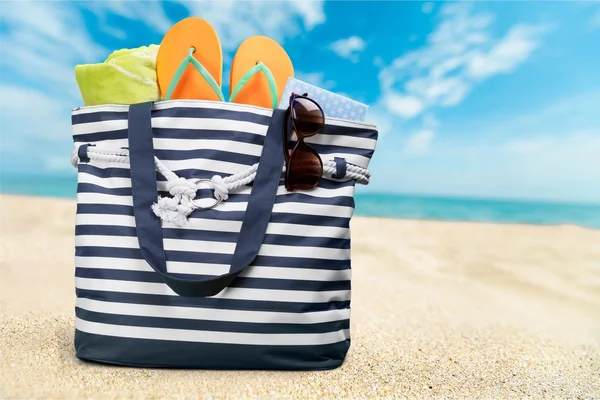 Kleurrijke tas op zomer-strand — Stockfoto